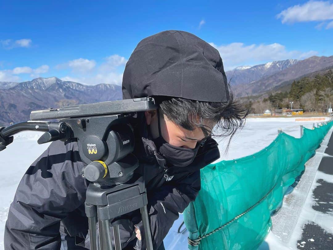 松田和佳さんのインスタグラム写真 - (松田和佳Instagram)「先日寒さの取材へ❄️  静岡の山間部は気温が0℃を下回っていたこの日。  寒かったけど久しぶりの雪を見てちょっとだけ嬉しかったです⛄️  #寒さと風でメイク吹き飛んだ #一緒に頑張った同期のディレクター #井川の優しいおばあちゃんにみかんを頂きました #寒さが吹き飛ぶくらい心温まったおはなし 🍊🤍」2月22日 11時38分 - waka_matsuda