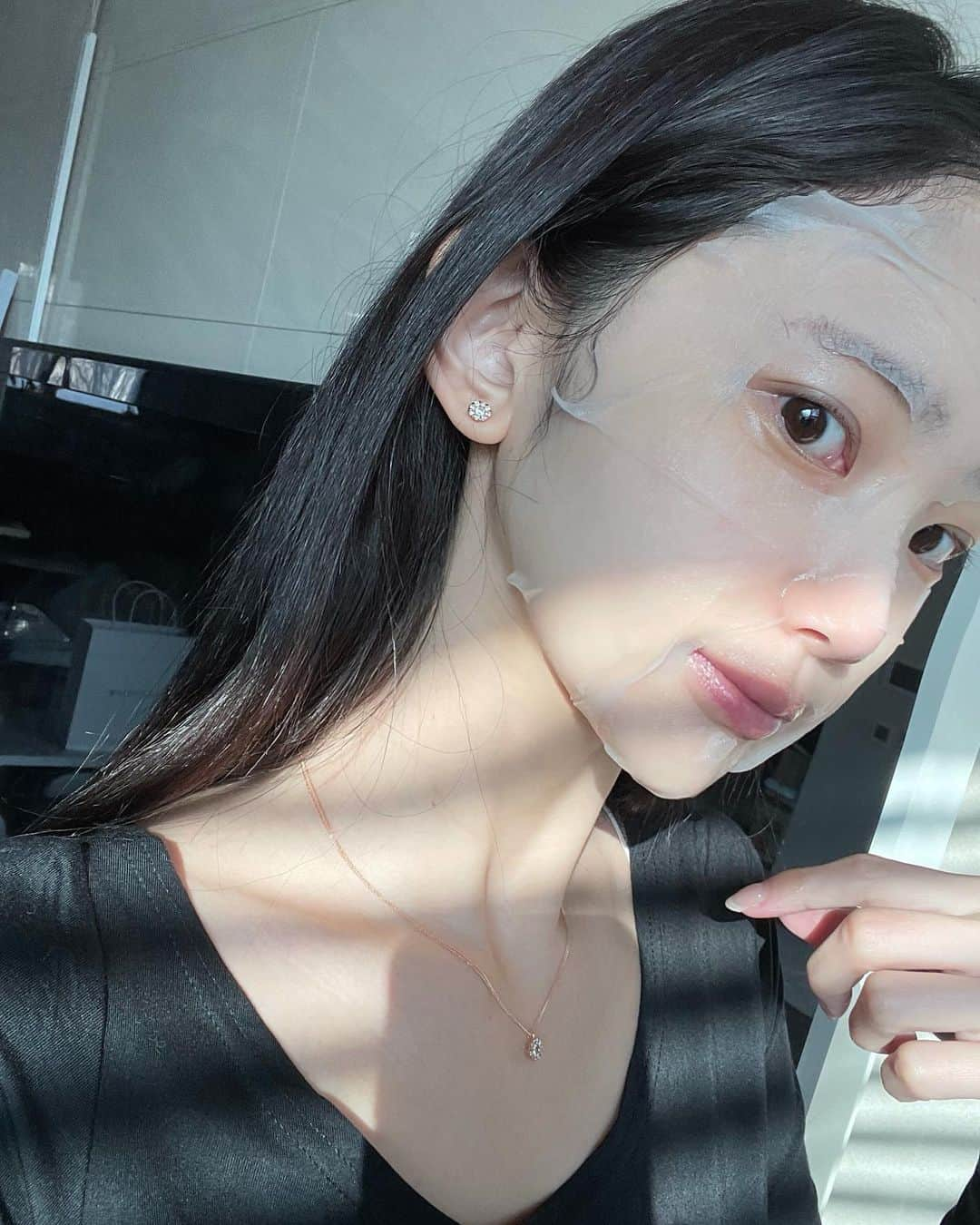 キム・ミニさんのインスタグラム写真 - (キム・ミニInstagram)「Mimiel spirulina solution Ampoule mask  앰플 조기품절 이후, 앰플만 눈빠지게 기다리셨겠지만 앰플이 아닌 마스크팩 할인이벤트로 찾아와서 아쉬울 법도 한데요, 오히려 저는 뿌듯한걸요!!!💕  한 파우치에 25ml 스피루리나솔루션 앰플을  가득 담아 다른 형태로 가져왔을 뿐이거든요🤩  🐠UN이 선정한 항산화 미래식품 앰플,크림의 핵심 성분 스피루리나 플라텐시스 추출물이 무려 81.9% 강력한 수분잠금과 영양 공급을 도와줄 거예요.   🐬펄보다 고가의 바다의 보물,  바다의 병풀이라 불리는 연산호가 무려 87.95 ppm 푸석하고 자극받은 피부에  즉각적인 진정효과를 선사할 거예요.   이 좋은 원물을 생분해 기술의 조직 시트로 단 한장에 모두 담았습니다.  앰플을 좀 더 스페셜한 케어로 만나본다고 미세주름까지 흡착시켜 발라주신다고 생각해주세요  팩 인증후기도 많이 기다릴게요?😍 저 선물 많이 샀어요 여러분?🥰」2月22日 11時38分 - mimiwor