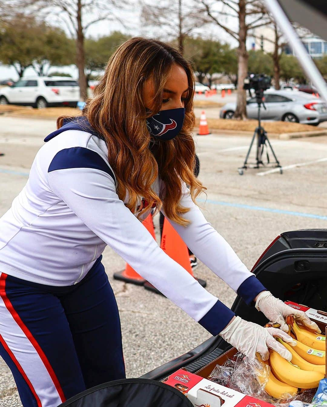 ヒューストン・テキサンズさんのインスタグラム写真 - (ヒューストン・テキサンズInstagram)「Making a difference - together. Cal and Hannah McNair joined @texanscheerleaders and the @houstonfoodbank today to help feed our city. #WeAreTexans」2月22日 11時40分 - houstontexans