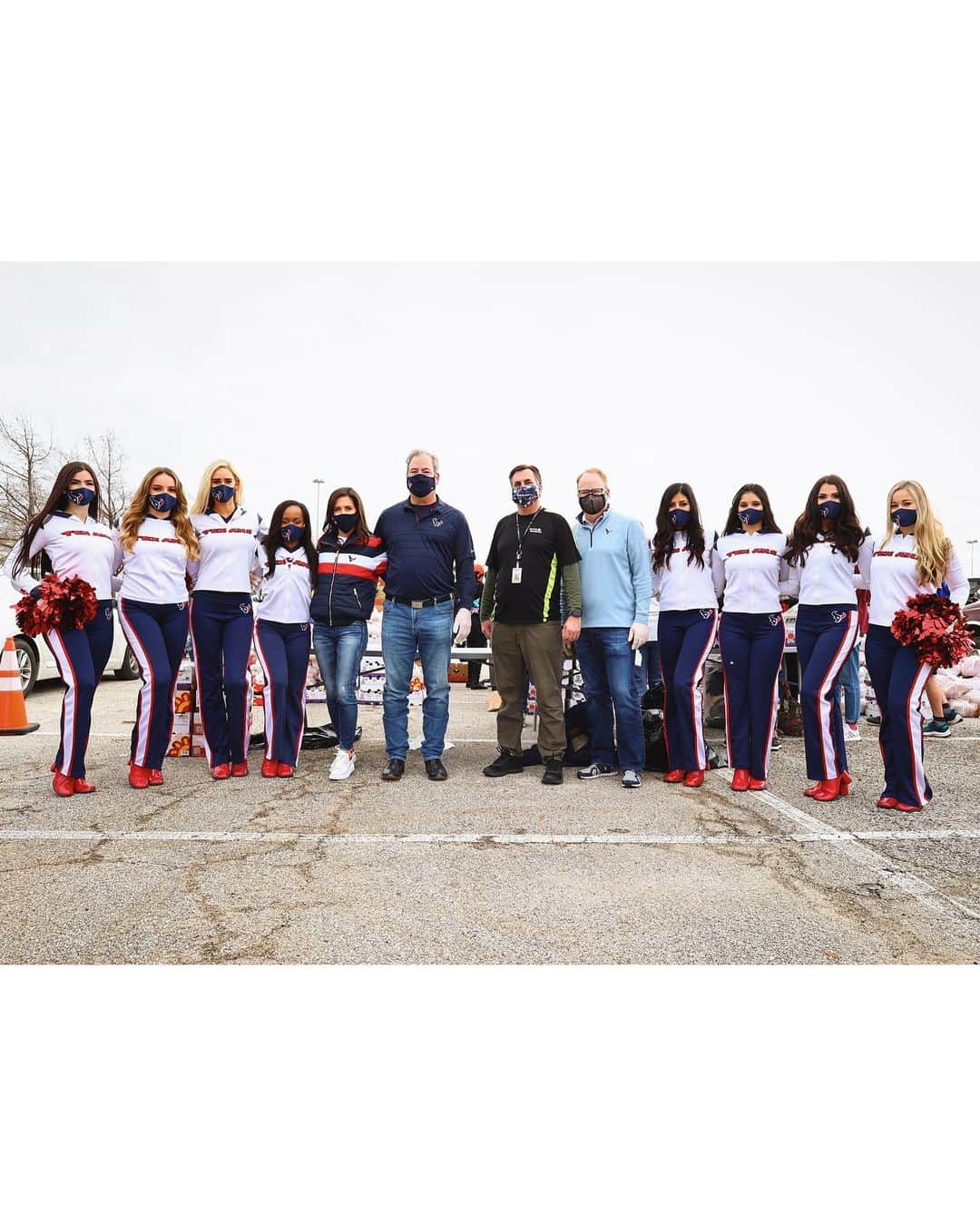 ヒューストン・テキサンズのインスタグラム：「Making a difference - together. Cal and Hannah McNair joined @texanscheerleaders and the @houstonfoodbank today to help feed our city. #WeAreTexans」