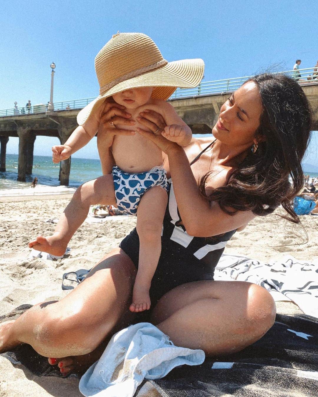 Bianca Cheah Chalmersのインスタグラム：「Being a mama can be tough, but always remember in the eyes of your child, no one does it better than you 🥰.」