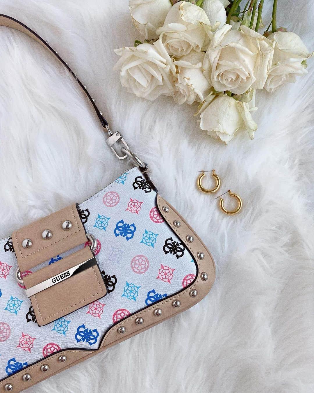 のインスタグラム：「early 2000’s vibes 💿 #GUESSHandbags」