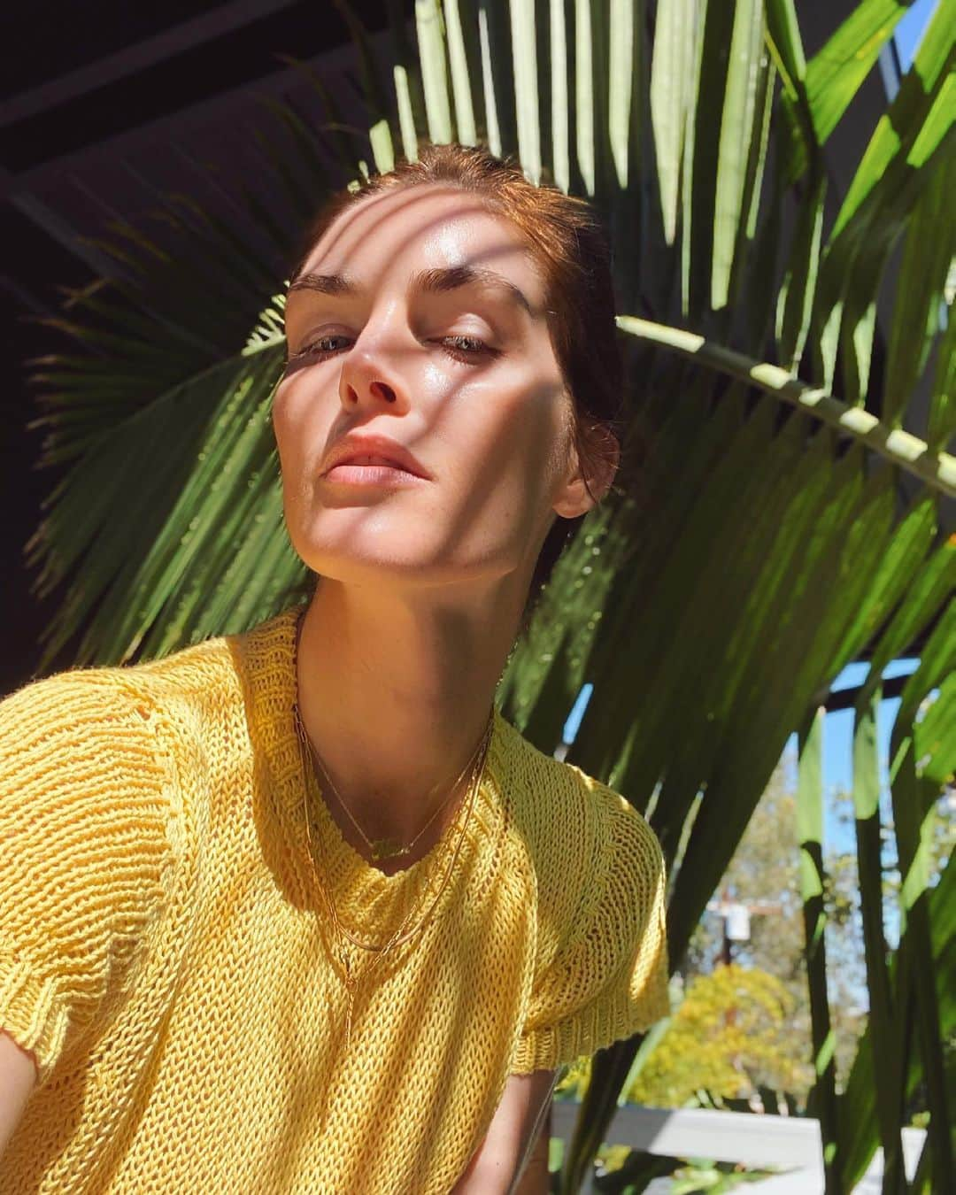 ヒラリー・ローダのインスタグラム：「wearing more yellow, drinkin my greens 🌴 swipe for nash trying to get some of my smoothie 🤨😝」