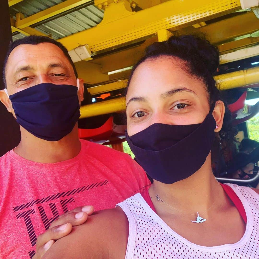 カロリーネ・ペドロのインスタグラム：「Parabéns paiii🎉🎊🎉🎊🎉 te amo」