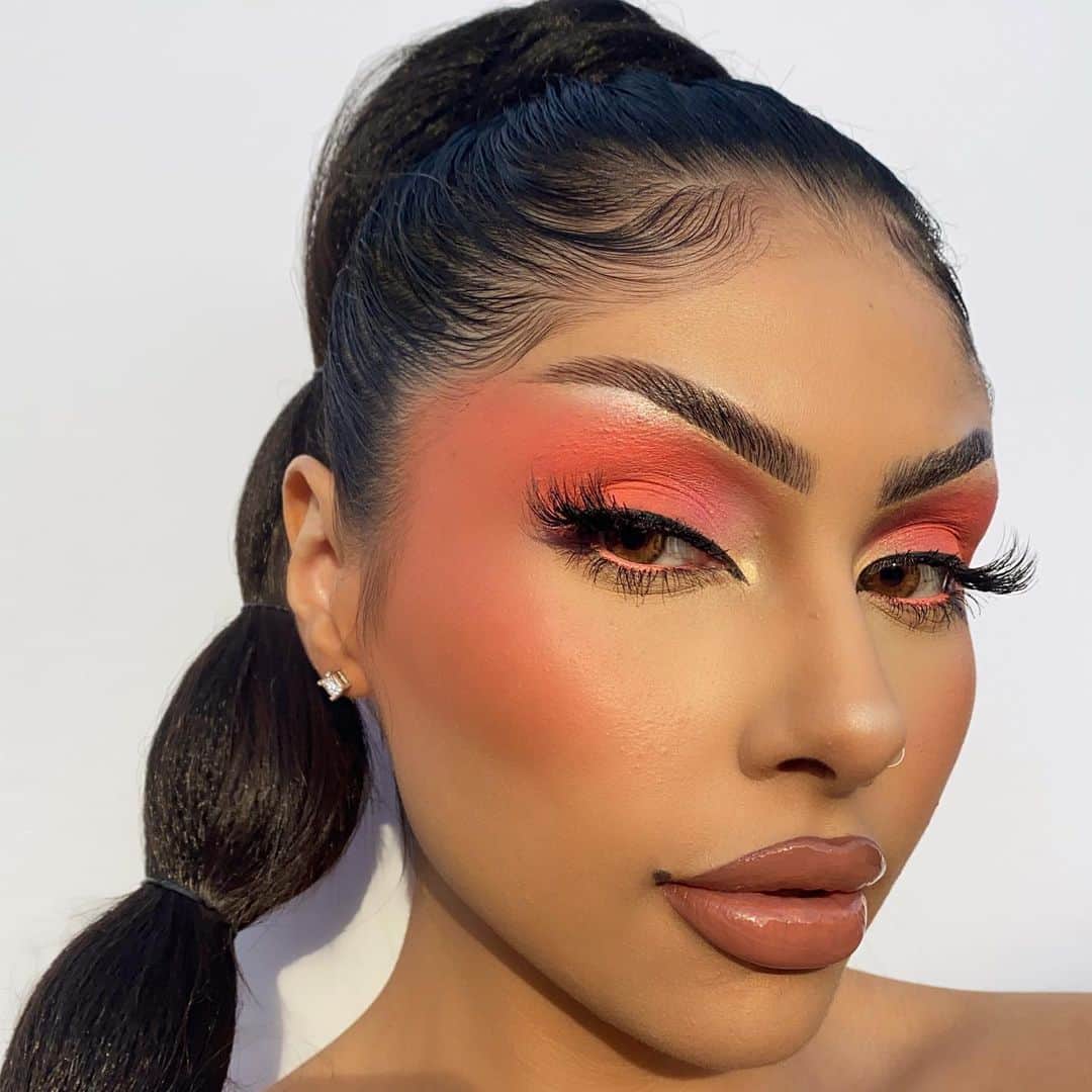 BH Cosmeticsのインスタグラム：「We're totally trippin' off of @evyxo_’s full Travel Series slay 😉   ✈️  Lost In Los Angeles - 16 Color Shadow Palette ✈️  Apres in Aspen - 6 Color Highlighter Palette ✈️ Travel Series - 7 Piece Face & Eye Brush Set with Bag  #bhtravelseries #bhcosmetics」