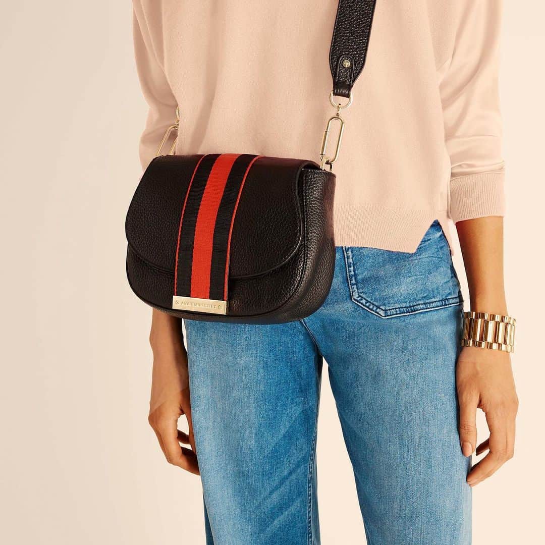 アマンダ ウェイクリーのインスタグラム：「The Newton Crossbody....Inspired by a traditional saddle bag… with a sports luxe edge, wide guitar crossbody strap and Amanda’s signature stripe webbing…」