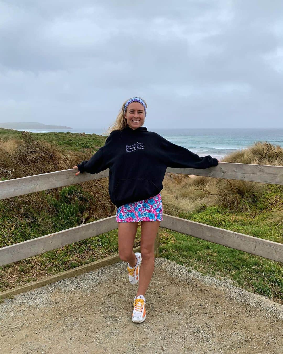 ニッキ・バン ダイクのインスタグラム：「Hour long surf checks- part of the job 😋」