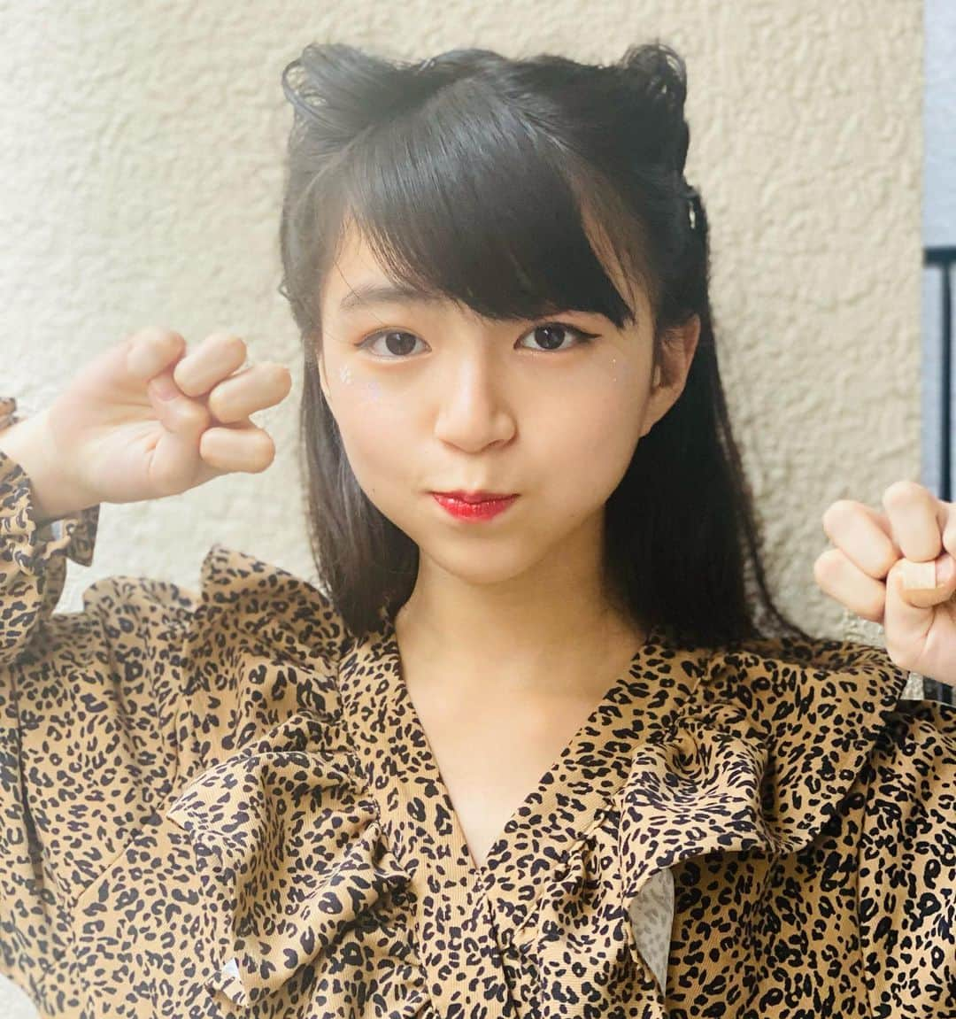 大里菜桜さんのインスタグラム写真 - (大里菜桜Instagram)「おっはにゃーん🐱2月22日 ニャンニャンニャンの猫の日🐈‍⬛ 菜桜もネコヘアにしてみた✨ 髪のピン2本で出来るヘアアレンジで簡単なんだ‼️ 最近の菜桜は毎日早起きなの🥱 正直眠いけど頑張ろう😪  #猫の日#にゃんにゃんにゃん#ヘアアレンジ#猫ミミ#早起き#眠い#大里菜桜」2月22日 6時35分 - naooosato