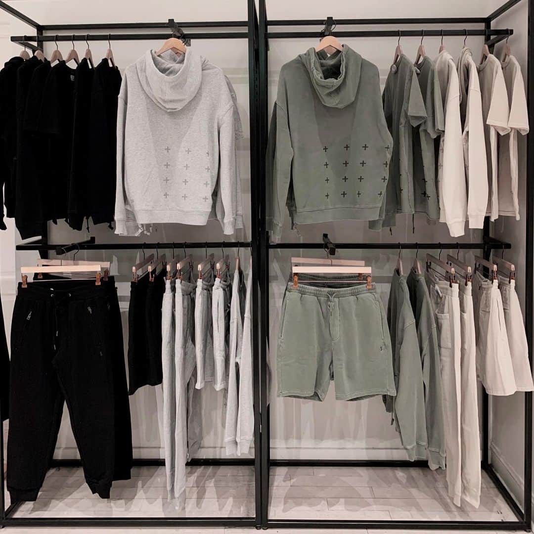 ツビのインスタグラム：「4X4 DROP ++ In store & Online」