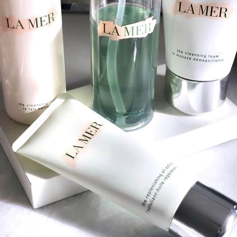 ドゥラメールのインスタグラム：「Tell us—do you change your cleansing ritual from season to season?⁣ ⁣ #Regram ℅ @rachell.nbp」