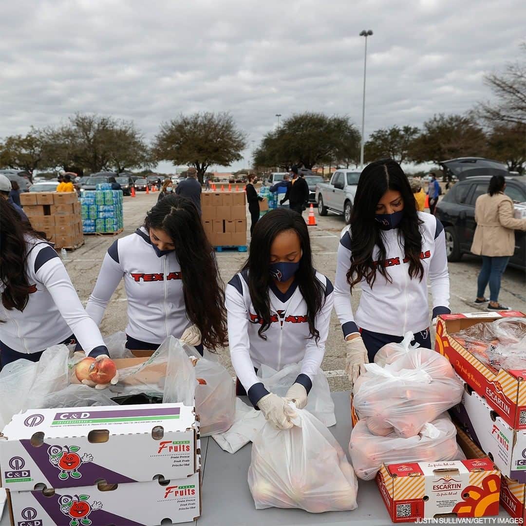 ABC Newsさんのインスタグラム写真 - (ABC NewsInstagram)「Volunteers in Texas prepared to load food into cars at NRG Stadium as thousands of Texans lined up for food and water distribution amid ongoing issues with electricity and potable water due to the devastating winter storm. #texas #weather #fooddrive #usa」2月22日 6時45分 - abcnews