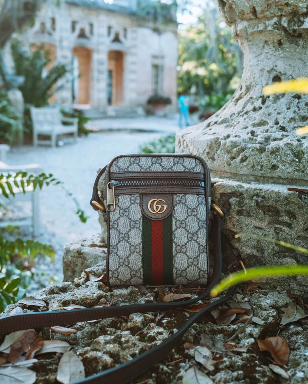 MR PORTERのインスタグラム：「This mini version of Gucci's fan-favourite 'Ophidia' bag is sized to hold your phone, keys and wallet. Small, but perfectly formed it's making its way straight to the top of our wishlist. Head to the link in bio to shop. #MRPORTERSunShop 📸 @yossib」