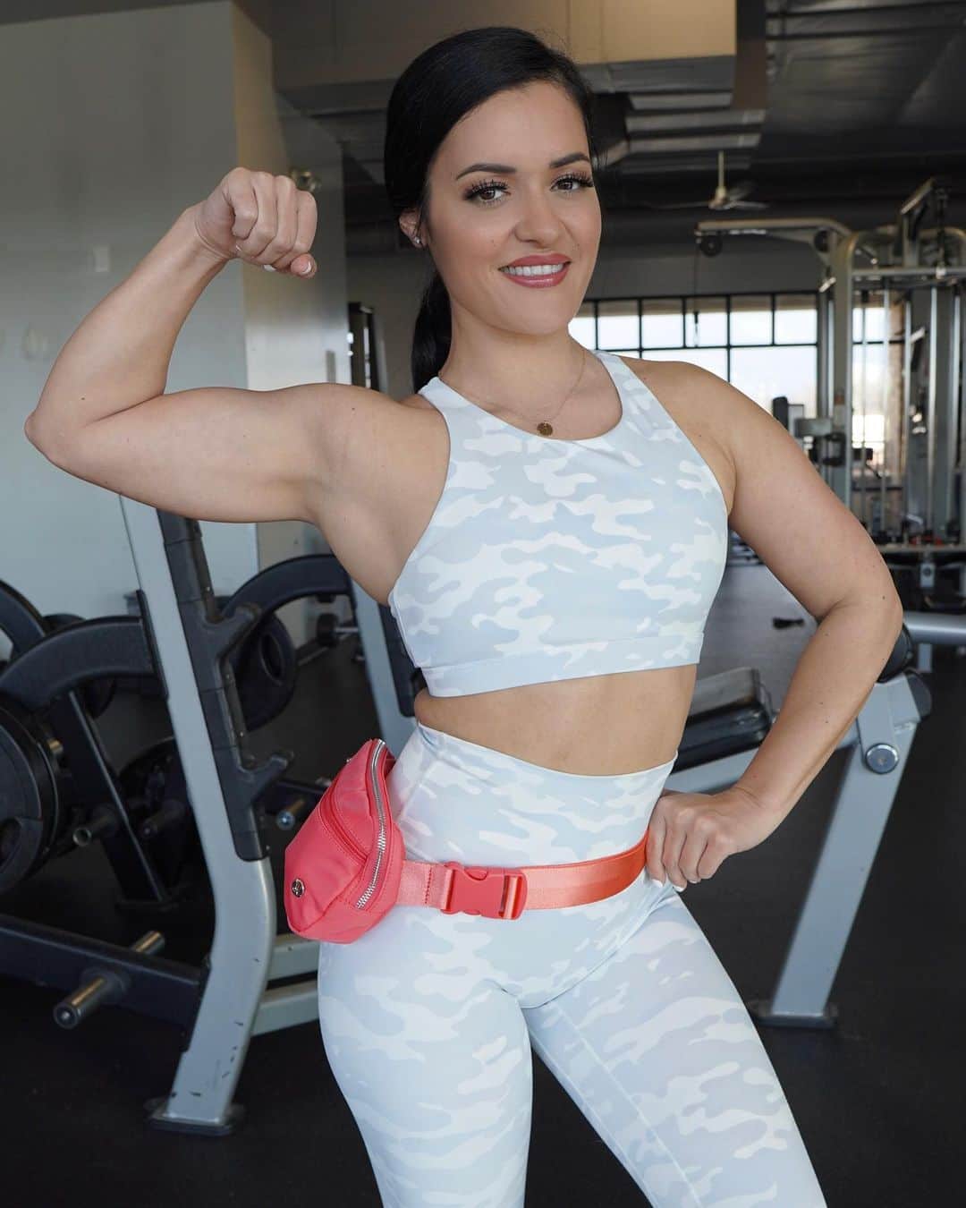 Jessica Arevaloのインスタグラム：「UPPER BODY WORKOUT!💪🏼 - Lat pull downs 3x12 - Shoulder press 4x12 - One arm rows 3x12 (each side) - Seated lateral raises superset seated curls 3x15 - Front raises superset kickbacks 3x15 - Wearing my new @jessicaarevalocollection launching March 1,2021 @10am PST 😍 - Destiny white camo sports bra XS  Legend white camo leggings XS  Adventure pink Fanny pack」