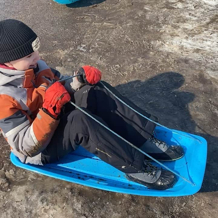 ジャクソン・ロバート・スコットのインスタグラム：「Wipe out! It’s a mud bath 😆 #sleddingfun #stunttraining」