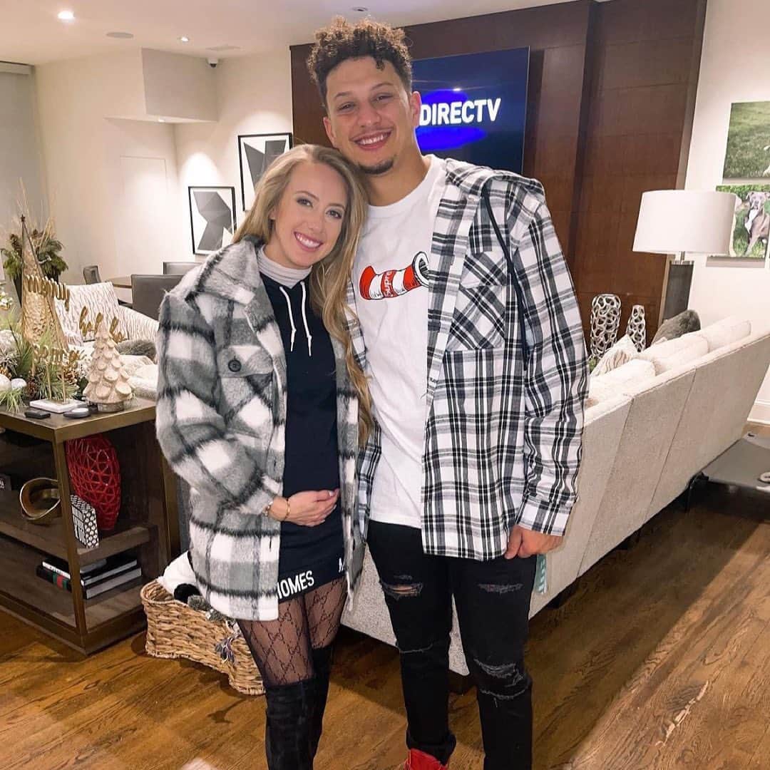 E! Onlineさんのインスタグラム写真 - (E! OnlineInstagram)「#NFL quarterback Patrick Mahomes and his fiancée Brittany Matthews are officially parents! Meet baby Sterling at the link in our bio. 💗 (📷: Instagram)」2月22日 6時46分 - enews