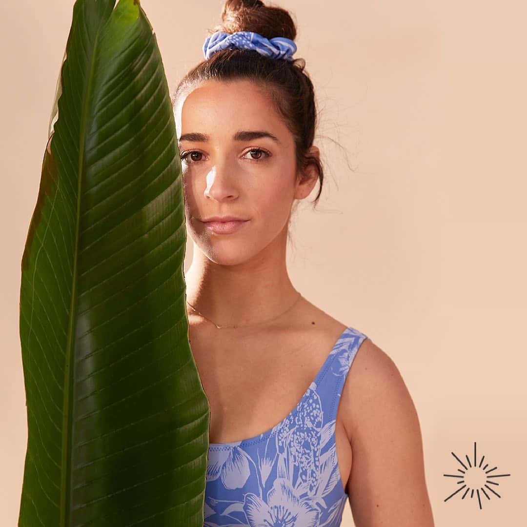 アリー・レイズマンのインスタグラム：「Happy Sunday! I’m launching another collection with my @aerie family on 2.26! This collection will benefit @d2lorg just like the last one 🤍 Stay tuned for more info... Excited to share the collection with you✨Have a lovely day 😊 #AeriePartner #goingOFFLINE」
