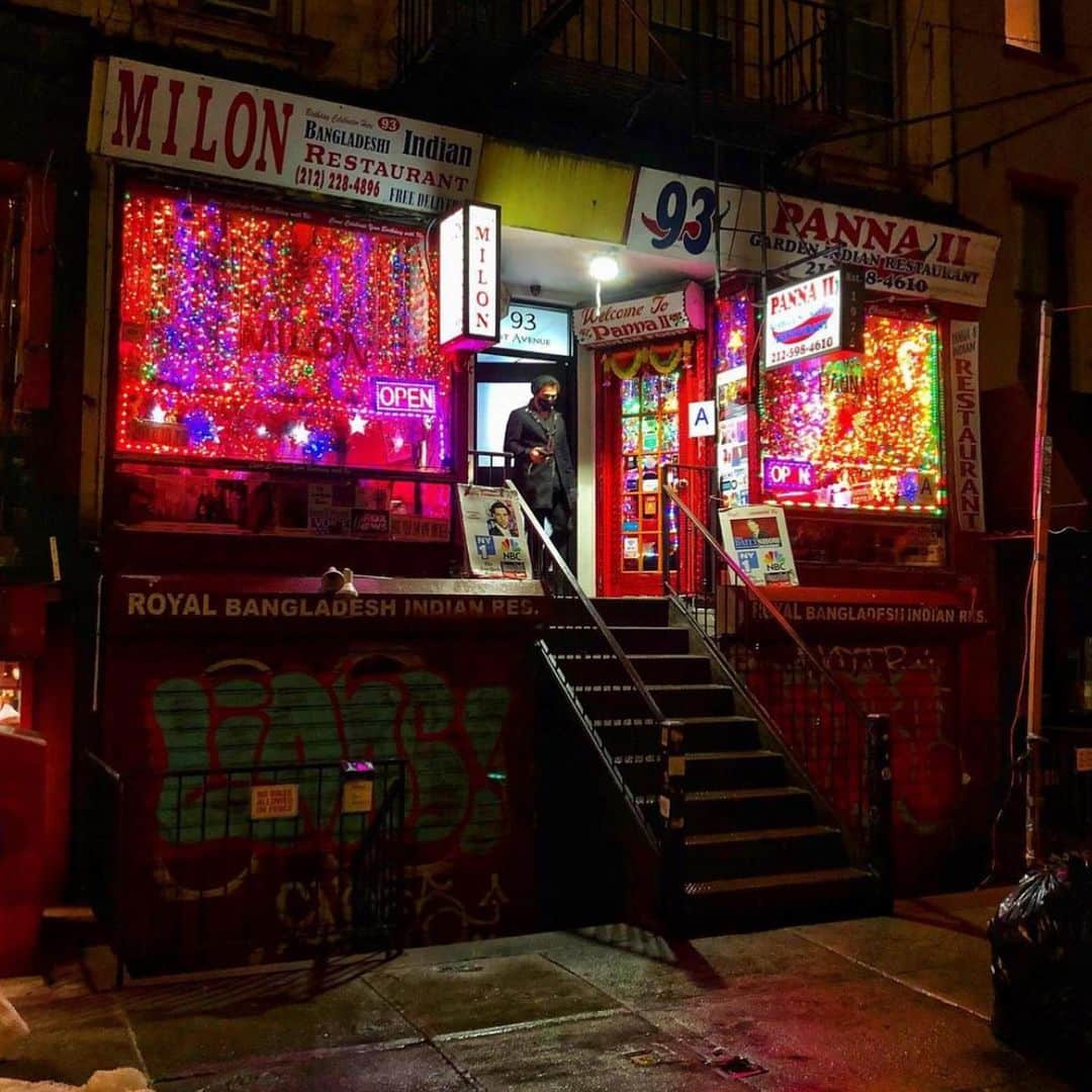Ilana Wilesさんのインスタグラム写真 - (Ilana WilesInstagram)「One of my fave places in NYC is a little Indian restaurant on 1st Ave called Milon. I’ve been going there for 20 years, ever since my mom introduced me to it. My mom fell in love with Indian food when she worked in the city before she got married, because they had cheap lunch specials and she was strapped for cash. After she met my dad, they moved to Long Island, had kids and she stopped working, so she never ate Indian anymore. Going to Milon with my mom and her introducing me to all these new flavors was like a window into her life before I was born. Her favorite food is Indian food?? I had no idea! Milon became a go-to for my friends when we were in our 20s. It was inexpensive, delicious and great for birthdays. They flash the lights, blast a techno song and everyone claps as they bring out a scoop of ice cream. Milon is next to another Indian place called Panna. They serve the same menu, both have a billion Christmas lights year round, and even share a staircase to the entrance, where there are always two men vying to get you to go to one restaurant over the other. Regulars have a preference and never deviate. My friends are Milon people. We swear that it is infinitely better than Panna. When we tell people to go, we say, “MAKE SURE YOU GO TO THE ONE ON THE LEFT.” If we meet a Panna person, we get into a heated debate. The rumor (unconfirmed) is they’re owned by two brothers who got into a fight. I’ve also heard they share a kitchen and the competition is a ruse. I remember the first time I took Mazzy. It was like walking into a tiny jewel box of lights. We pretended it was her birthday and she fell in love. This fall, I tried to order takeout and found out they closed down. I walked down there and saw Panna closed too. Those two windows full of lights, both dark. There have been a lot of places that closed due to COVID, but this hit me the hardest. The other day, I read that Panna is reopening and expanding into the Milon space. I can’t tell you how happy this makes me. I guess I’m a Panna person now. I hope they keep both signs and still have guys trying to urge you into either entrance. Maybe the brothers are back there in the kitchen laughing.」2月22日 6時54分 - mommyshorts