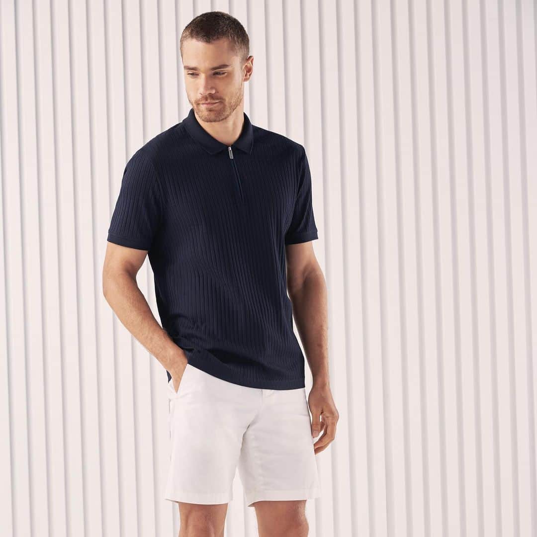 ペリーエリスのインスタグラム：「Your everyday polo just got a sporty refresh. Made with a hint of stretch to keep you moving about your weekend with ease.  #lifereadysince1976」