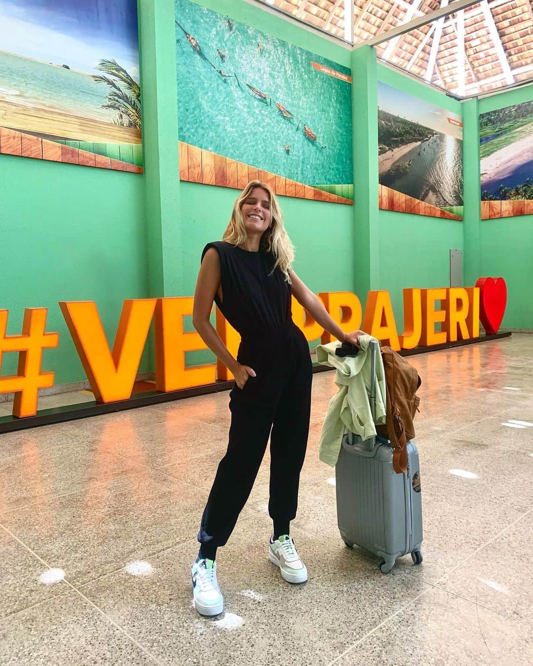 イザベラ・サントーニのインスタグラム：「#aerolook bem confortável e basiquinho 😎 Tô em Jeri! 🏝 E vim fotografar a campanha de uma marca que tem tudo a ver comigo. Algum palpite? 🤔」