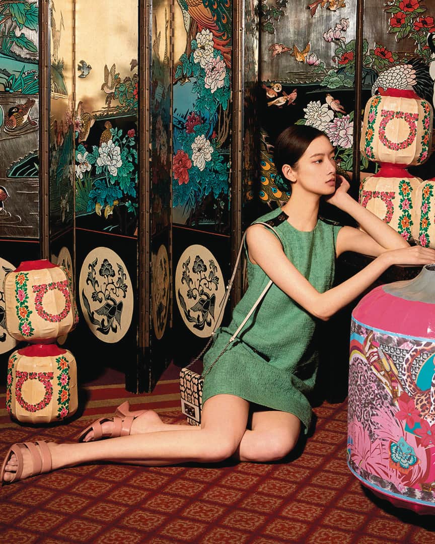 サルヴァトーレ・フェラガモのインスタグラム：「Old and new friends of the brand come together in a patchwork of characters to celebrate the Gancini Iconic, exemplifying the spirit of togetherness, which has long guided the Ferragamo philosophy. @cici_xiang surrounds herself with the beauty of the evocatively decorated floral Gancini lanterns for the Lantern Festival in Shanghai.」