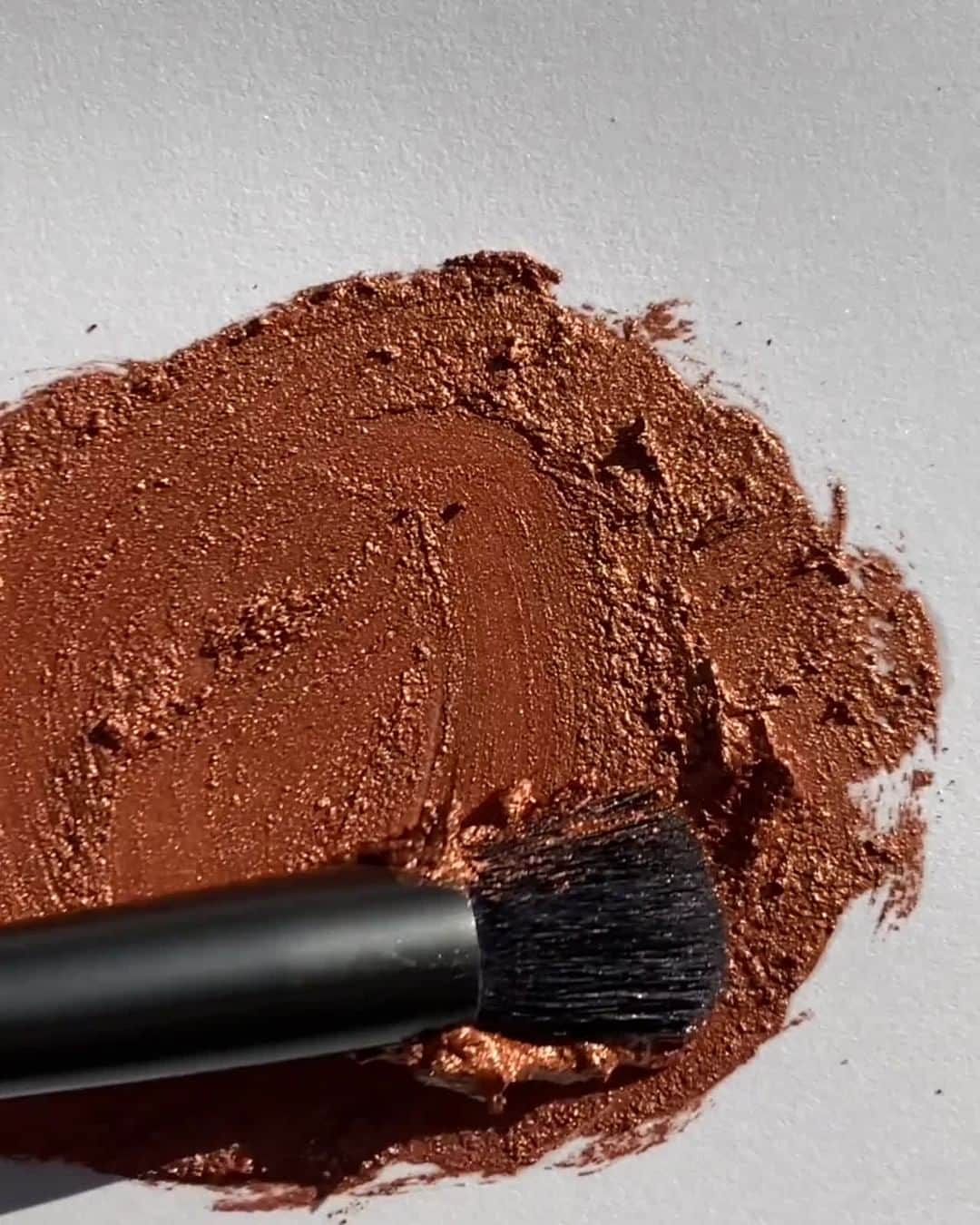 LORACのインスタグラム：「Liquid sunshine💧☀️ transform any LORAC eyeshadow to a concentrated paint with just a few drops of PRO Skin Glass Skin Primer - available on ULTA.com & LORAC.com - link in bio!  🎥: @taylorstammen  #LORAC #LORACCosmetics @ultabeauty」