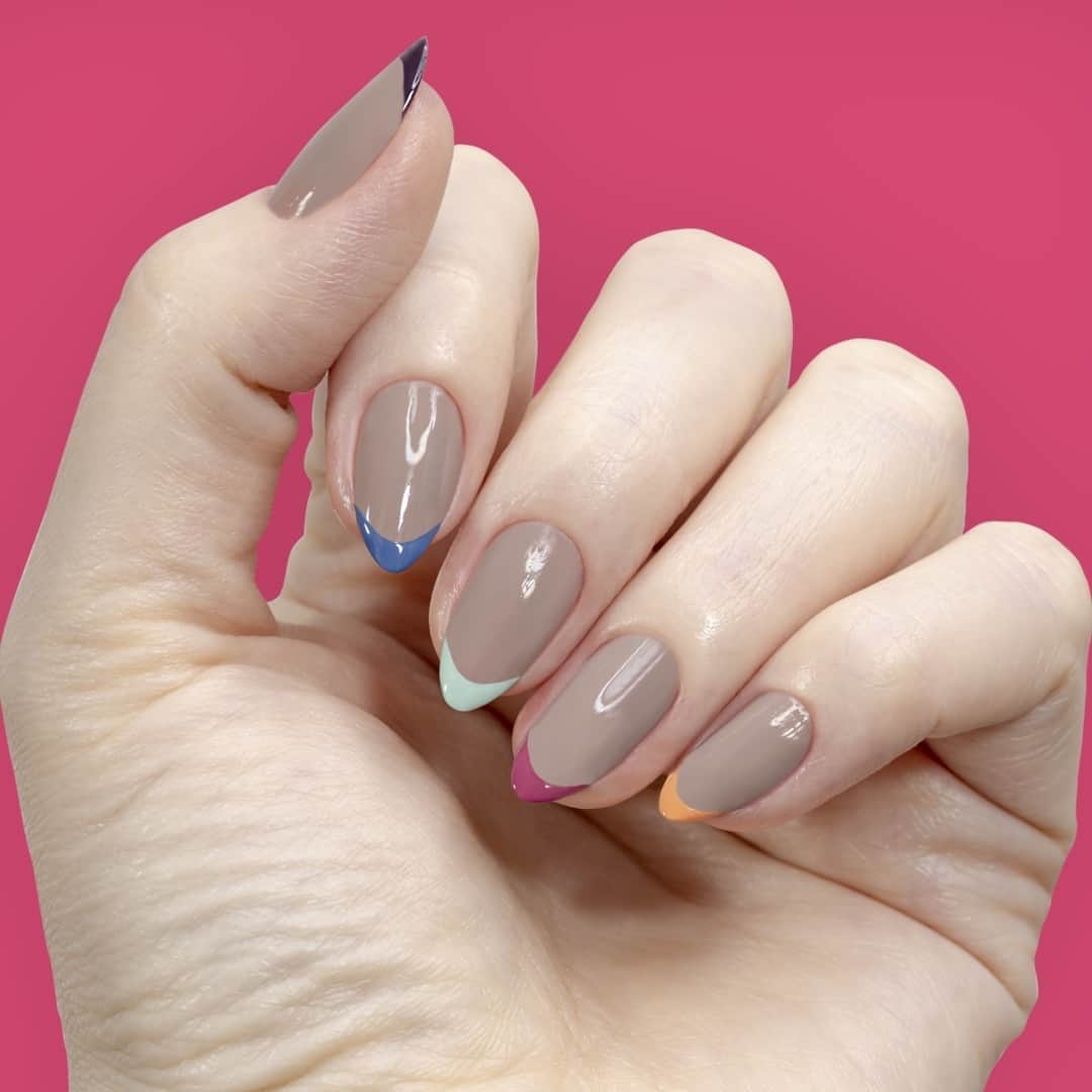 Risqueのインスタグラム：「Marque aqui o @ de quem está doida pra fazer uma inglesinha multicolorida! 💅 A @daniele_honorato, do @unhabonita, usou a Nova Colecão #RisquéRevoluçãoDasCores. Gostou? Se jogue nas cores você também! Por mais cores e menos julgamento! ❤ ⠀ 📸 @unhabonita @daniele_honorato ⠀ #TáNasNossasMãos #EsmaltesRisqué #RisquéOficial #RisquéRegular」