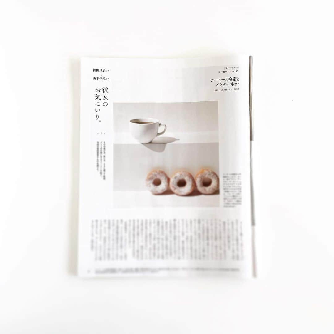 福田里香さんのインスタグラム写真 - (福田里香Instagram)「久しぶりにドーナツ☕️ このドーナツは祖母のレシピから。 祖母版は上白糖をまぶしましたが わたしは粉糖とシナモンをたっぷり。 ☕️ ベーキングパウダーで作る 口内の水分をたくさん奪うドーナツ。 コーヒーがすすむおやつです。 ☕️ トポロジー的には ☕️＝🍩。 「コーヒーと検索とインターネット」 についてお話ししました。 📖 クロワッサンの連載更新 「彼女のお気にいり。」@croissant.mag  ☕️ 2／２５号掲載・第５回のテーマは 「コーヒーについて」 よろしかったらぜひ 本誌でご覧ください。 ☕️ みんな大好き🟣🥢チオベンでお馴染み 山本千織さん @chiobenfc と リレー連載です。 (次号の千織さんのコーヒー話は必読） ☕️ 編集　本間春香さん ライター　上條桂子さん @keique  撮影　小川真輝さん @ogawamasaki_ph  ☕️ 今号の🥐は、作り置きアイデア134！ @croissant.mag」2月22日 7時08分 - riccafukuda
