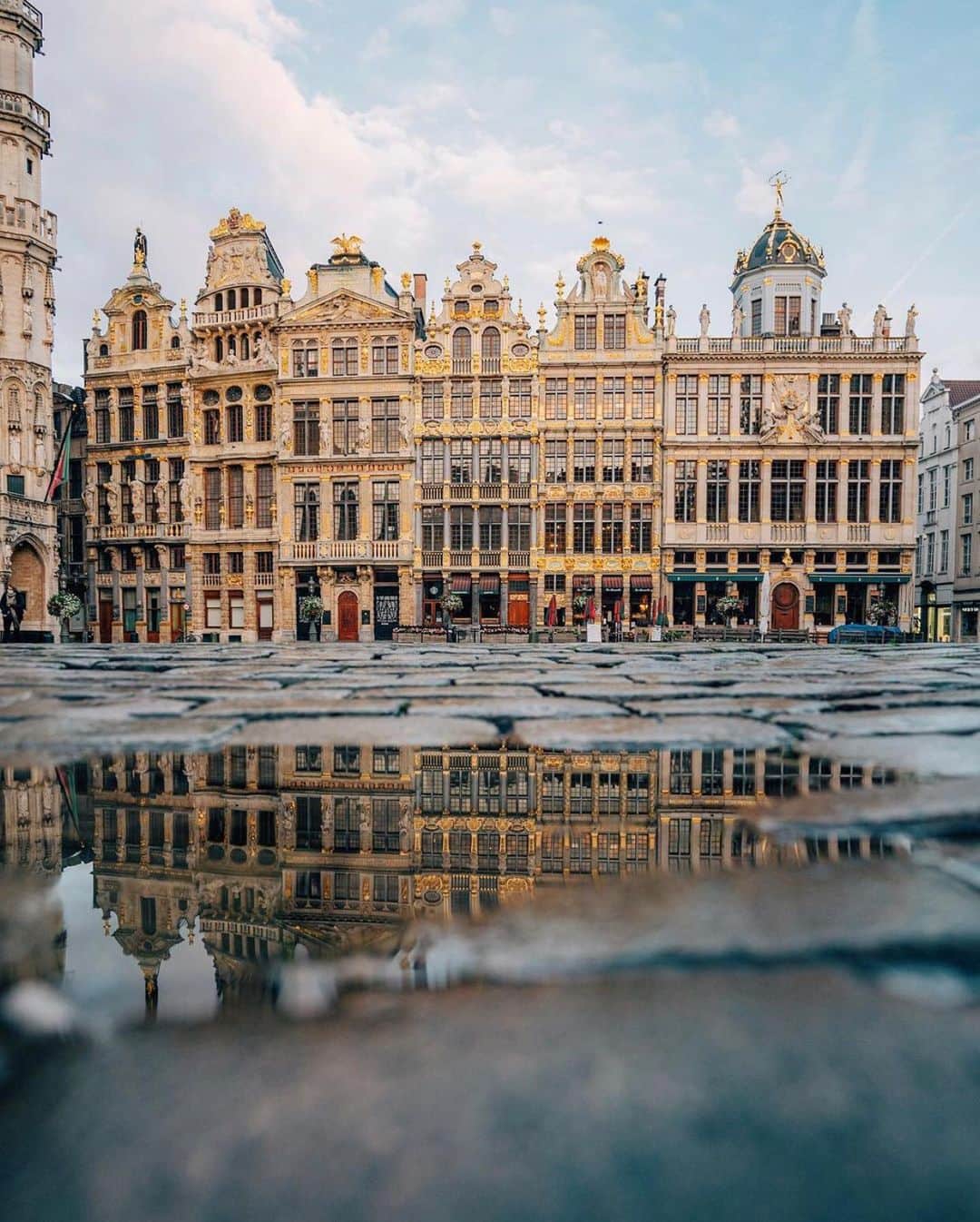 Lonely Planetのインスタグラム：「Seeing double in Brussels  📷 via @davideor94  📍Belgium   #lonelyplanet #visitbrussels #visitbelgium」