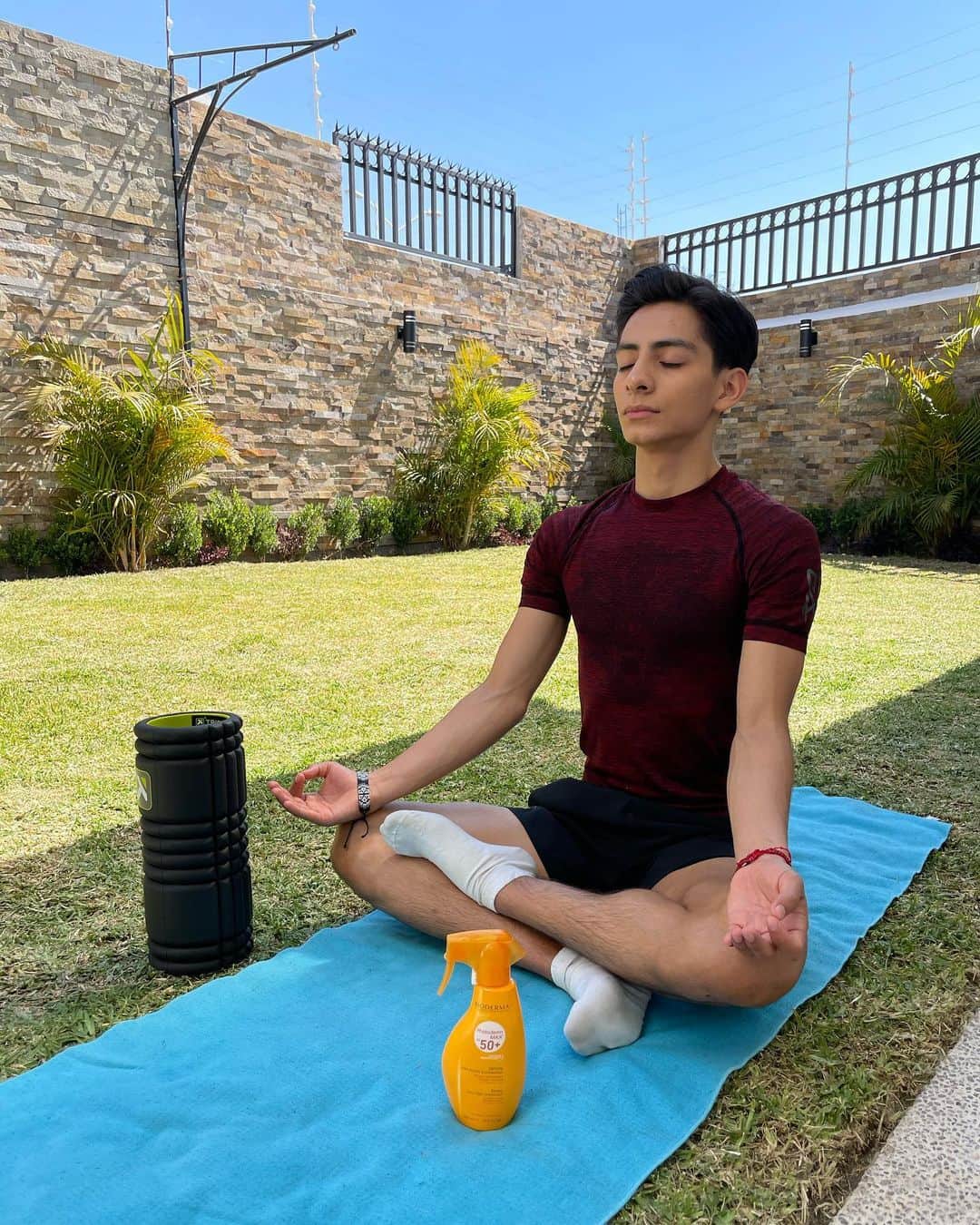 Donovan Carrillo Suazoのインスタグラム：「Vive Solarmente Responsable y usa protector solar todos los días en rostro y cuerpo, no importa cuánto tiempo estés en exterior.   Yo uso Photoderm MAX Spray porque además de ser súper resistente al agua y el sudor, protege mi piel desde el interior con la Bioprotección Celular de los protectores Photoderm de @biodermamexico  #solarmenteresponsable」