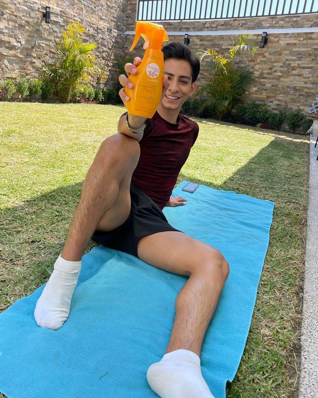 Donovan Carrillo Suazoさんのインスタグラム写真 - (Donovan Carrillo SuazoInstagram)「Vive Solarmente Responsable y usa protector solar todos los días en rostro y cuerpo, no importa cuánto tiempo estés en exterior.   Yo uso Photoderm MAX Spray porque además de ser súper resistente al agua y el sudor, protege mi piel desde el interior con la Bioprotección Celular de los protectores Photoderm de @biodermamexico  #solarmenteresponsable」2月22日 7時14分 - donovandcarr