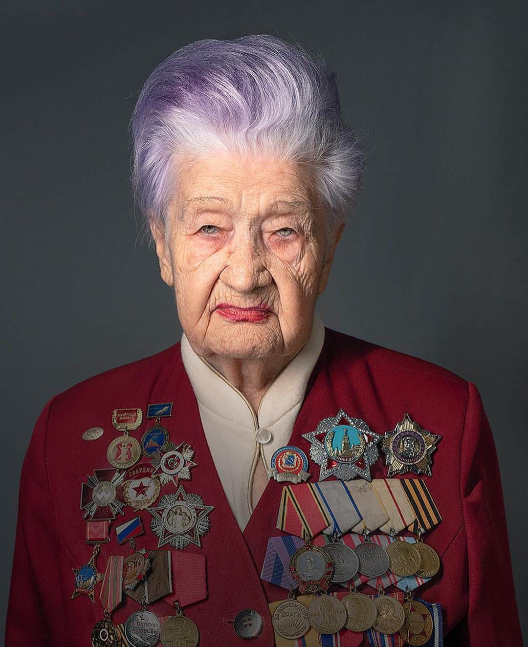 Robert Clarkさんのインスタグラム写真 - (Robert ClarkInstagram)「Thinking back to a year ago today (what a year it has been) and I remember the amazing women that I meet as part of a portfolio of portraits for @NatGeo pictures were part of a cover article in June of 2020. The article ran as the 75th anniversary of the end of the War.   Maria Rokhlina, 95, was a Soviet Combat medic, who traveled from Stalingrad to Berlin. "We had to warm each other with our bodies, we took an oath never to forget...never to forget Stalingrad and those hugging each other in 'Warming circles'.  Vera Nikitina, 87, was a child during the 872-day long blockade of Leningrad, Russia. She lost her mother and father shortly after the war started. Nearly all her relatives could not escape the death grip that the Nazis had on the city.  "I don't want to remember any of it, even to speak of it. It's all so hard....I want to live the rest of my life in peace."」2月22日 7時16分 - robertclarkphoto