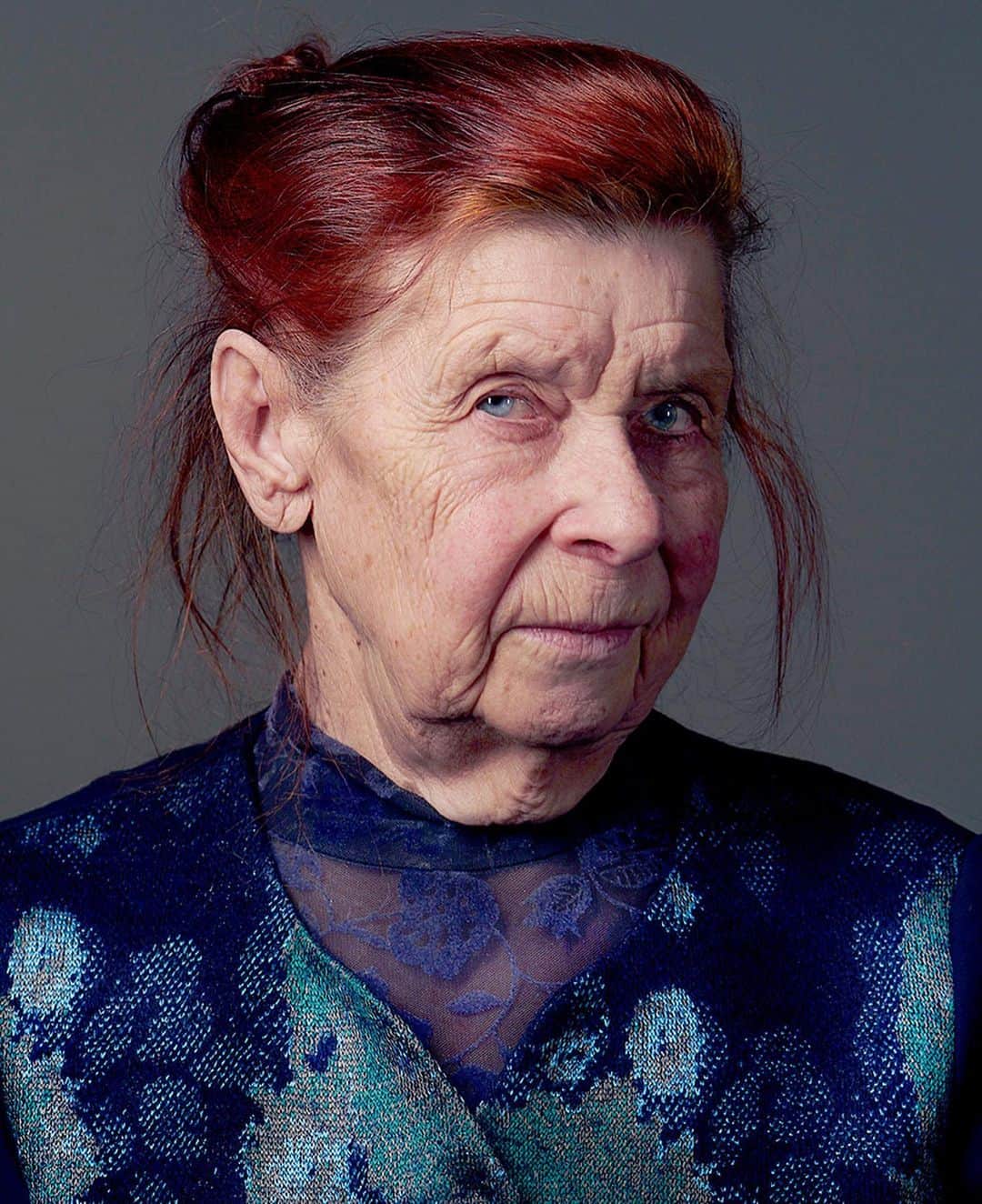 Robert Clarkさんのインスタグラム写真 - (Robert ClarkInstagram)「Thinking back to a year ago today (what a year it has been) and I remember the amazing women that I meet as part of a portfolio of portraits for @NatGeo pictures were part of a cover article in June of 2020. The article ran as the 75th anniversary of the end of the War.   Maria Rokhlina, 95, was a Soviet Combat medic, who traveled from Stalingrad to Berlin. "We had to warm each other with our bodies, we took an oath never to forget...never to forget Stalingrad and those hugging each other in 'Warming circles'.  Vera Nikitina, 87, was a child during the 872-day long blockade of Leningrad, Russia. She lost her mother and father shortly after the war started. Nearly all her relatives could not escape the death grip that the Nazis had on the city.  "I don't want to remember any of it, even to speak of it. It's all so hard....I want to live the rest of my life in peace."」2月22日 7時16分 - robertclarkphoto
