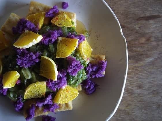 行方 久子 Hisako Namekataのインスタグラム：「. Vegan料理家ちさちゃん @kitchenwork のお教室へ。  最近は食品のレシピ開発のお仕事に携わっていることもあって、 食事情のあれこれを耳にすることも多い。 加工食品の話しは特に「安全なの？」と疑問が湧き上がることも多く、 ベジミートやプロテインなどを多用しないVegan料理を強く支持したい🙋🏻‍♀️  ちさちゃんのお料理は、季節のものを取り入れた心と身体に優しいもの、まさにヘルシーなものばかり。  環境によ良くても身体に悪くては本末転倒。 人工的にこねくり回されたものではなく、 加工の工程が少ないものを選んで食べよう🙌🏻」