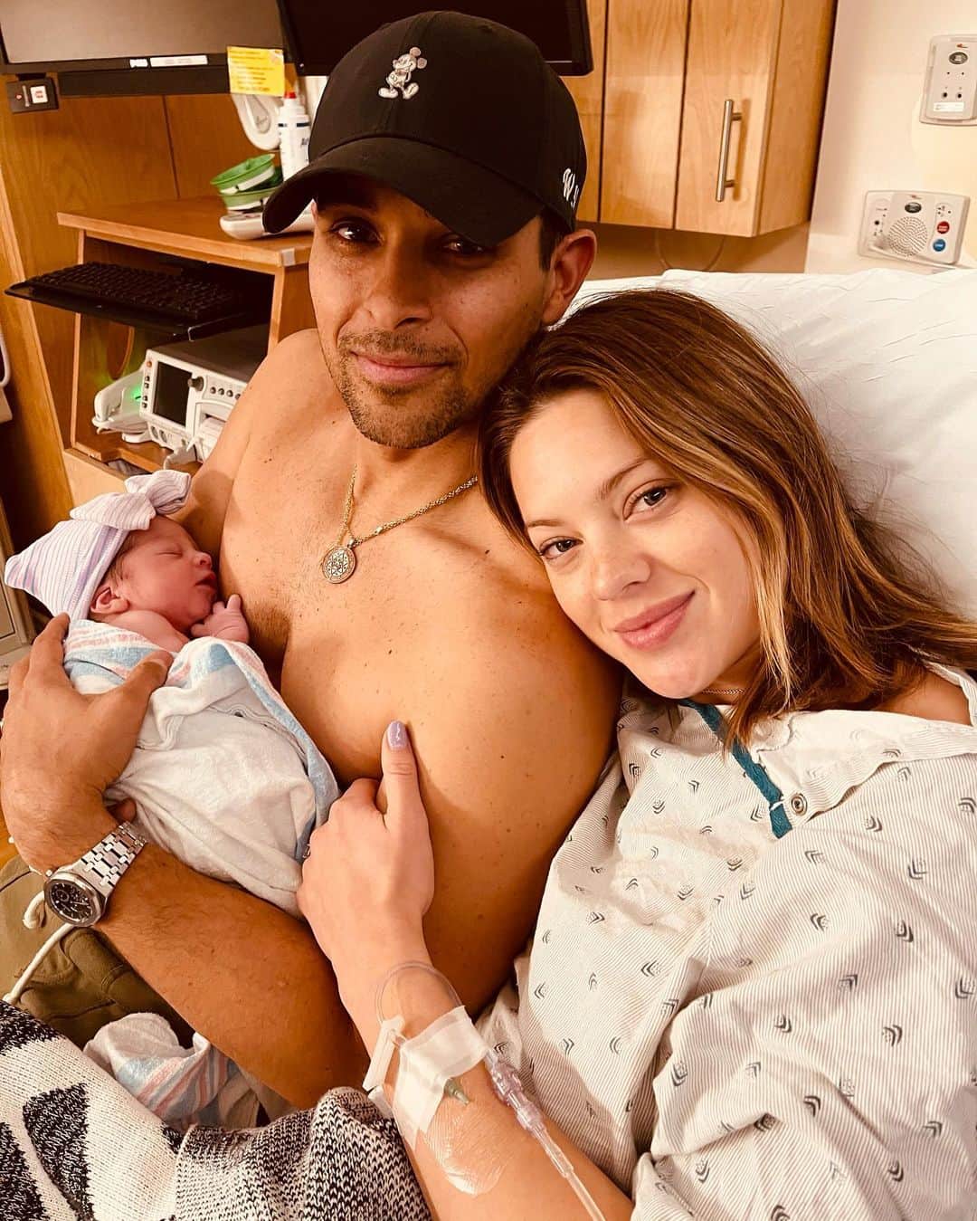 ウィルマー・バルデラマのインスタグラム：「Life is an ever evolving journey, and for all those times when our path needs a light.. often angels are sent to show us the way and that we can be more.. straight out of heaven we welcome our first daughter... #ItsJustUs3Now  02/15/2021」