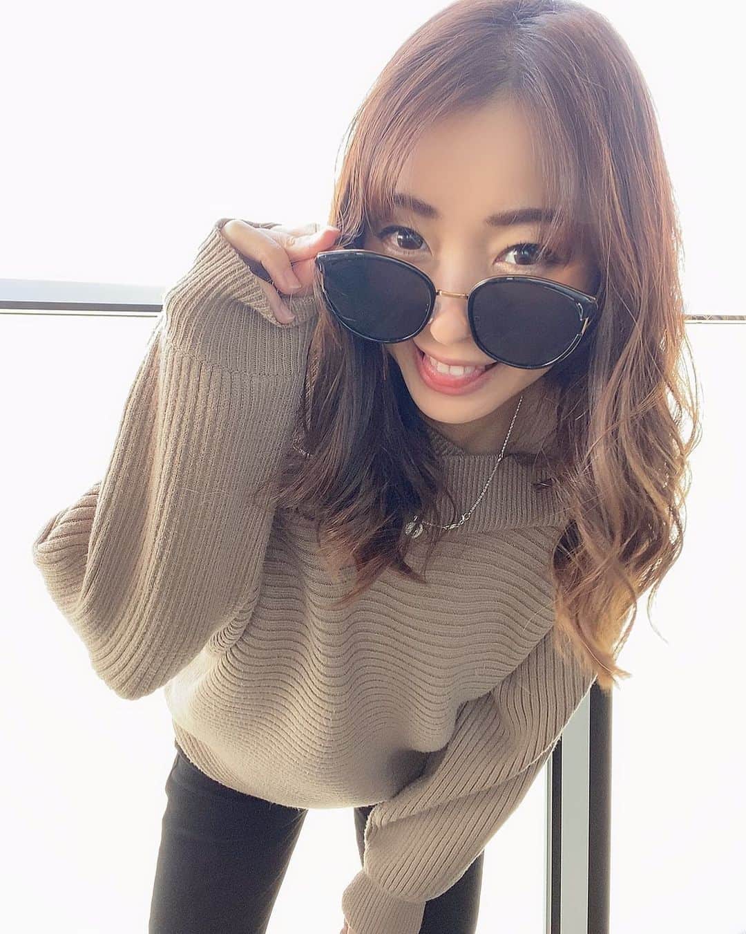 RIKAのインスタグラム：「. 気分によってサングラスも変わる🕶♡ @halm.japan  . この日はワイルド系で😎ベランダから外眺めてました😎😎 . . . #サングラス #可愛い #カッコいい #オシャレ #halmjapan」