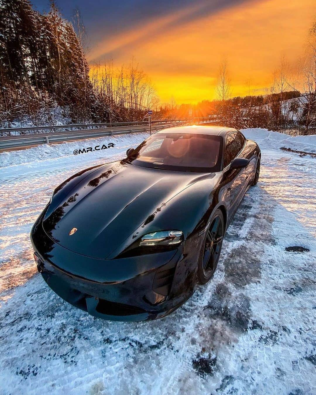 CARLiFESTYLEさんのインスタグラム写真 - (CARLiFESTYLEInstagram)「Porsche Taycan Turbo S in the snow👌🏽 Owner @mr.car #carlifestyle #taycanturbos」2月22日 7時38分 - carlifestyle