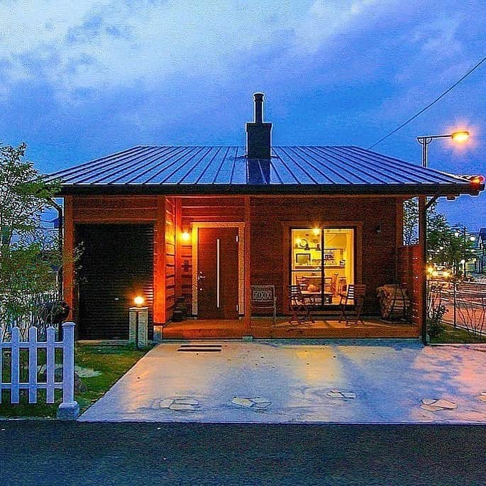 ネキストホームのインスタグラム：「一見平屋に見えて、実は二階建てのお家♪ その他の施工事例は　@nexthausdesign1947 からホームページへ行ってチェックしてください!!  この#施工例 は #平屋 +α #FREEQHOMES #LOAFER #ローファー 本体価格：1432万円（税別）から  ・ - - - - - - - - - - - - - - - - - - - - - ・ 時を超えた、 新しいスタンダード。 #NEXTHAUSDESIGN ・ - - - - - - - - - - - - - - - - - - - - - - - - - - - - more photos → @nexthausdesign1947 - - - - - - - - - - - - - - - - - - - - - - - - - - - - ・ #ネクストハウスデザイン は心地よい#木の家 をお客様と一緒につくる#木造 の#注文住宅 を中心とした、創業1947年に創業した#宇都宮市 の#工務店 です。 ・ 大手ハウスメーカー 等が推奨する、30年ごとに建て替える家ではなく、#無垢材 やモイス などの#自然素材 を使い、そのご家族の#暮らし 方に合わせた#心地よい暮らし をご提案しています。 ・ そんな#家づくり を実際に体感できる#モデルハウス がありますので、ぜひご見学ください。 ・ あなたの理想の#マイホーム の答えが私たちの#家づくり にあります。 ・ #新築 用の#土地探し から#住宅ローン 等の資金計画まで、DMやメール、お電話等でいつでもご相談ください。 ・ #マイホーム計画 中の方は、HPより資料請求して頂ければ、コンセプトブック等をお届けいたします。 ・ ↓のプロフィール欄からHPに移動できます。 ・ - - - - - - - - - - - - - - - - - - - - - @nexthausdesign1947 - - - - - - - - - - - - - - - - - - - - - ・ ・ 施工対応エリア ・ #栃木県 全域 #宇都宮市 #さくら市 #真岡市 #下野市 #日光市 など ・ 車で1時間以内の範囲を主に施工エリアとしていますが、それ以外の地域の方もお気軽にご相談ください。 - - - - - - - - - - - - - - - - - - - - - このインスタの管理人は世界を変える住宅屋 @mizonobe です。 家づくりに関することも、そうで無いことも ご相談お待ちしてます！」