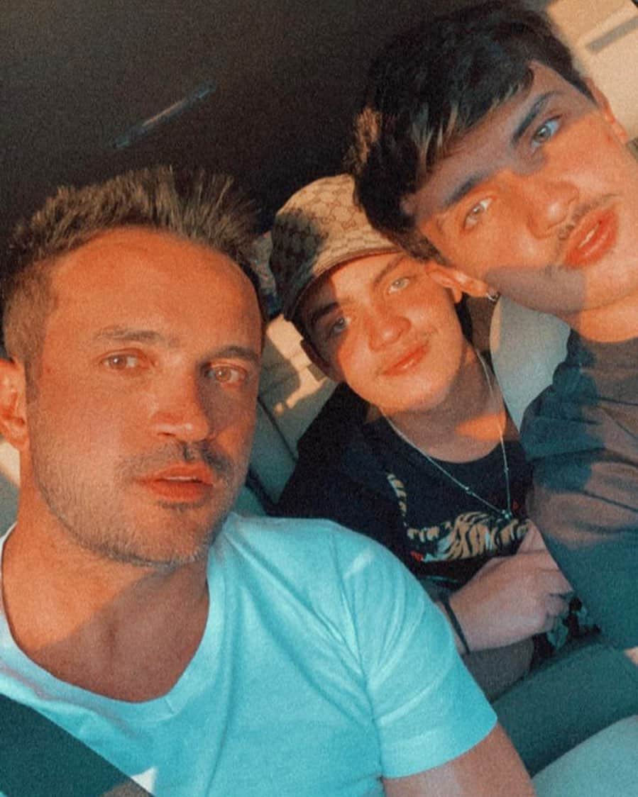 アレッサンドロ・ローザ・ヴィエイラのインスタグラム：「@luigi12mendes @enzo12mendes   O que me torna especial e o que me faz feliz é ser especial pra quem amo, ver vocês meus filhos me admirar e ter orgulho de mim, assim como tenho de vocês,me faz ter alcançando meus objetivos e ser ainda mais realizado.  É muito especial ver meus filhos se formando tão lindos de alma e coração que ninguém é capaz de influenciar ou mudar.  Amo vocês meus filhos ❤️」