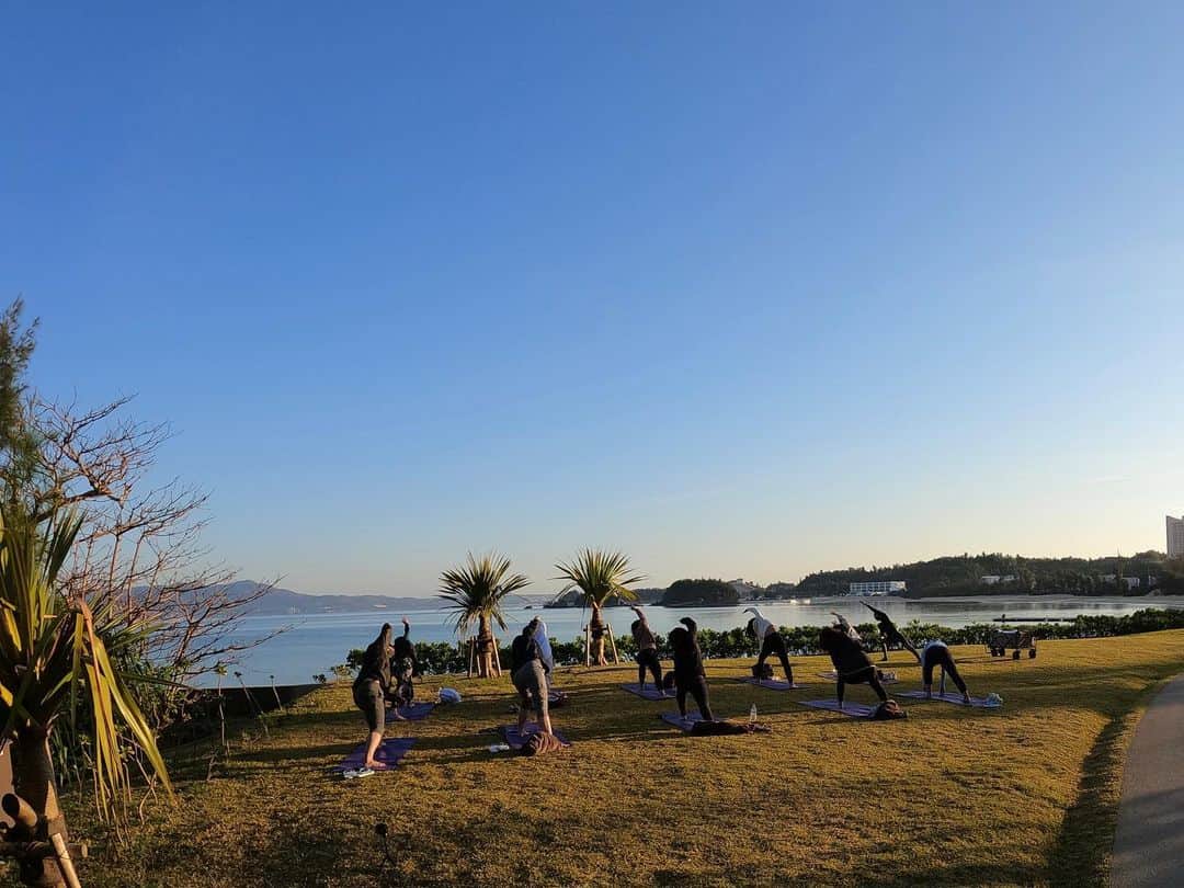 のインスタグラム：「Morning Yoga at the beach🧘‍♀️🌅I really love this place n I'm so happy to was able to teach Yoga in such an amazing place🤍 . . . #yoga #yogainstructor #yogateacher #okinawa #goprohero9 #yogalife #yogapractice #yogini #hotelyoga #alo #aloyoga #alomoves #palmtrees #meditation #yogalove #沖縄#ビーチヨガ#朝ヨガ#ヨガインストラクター」