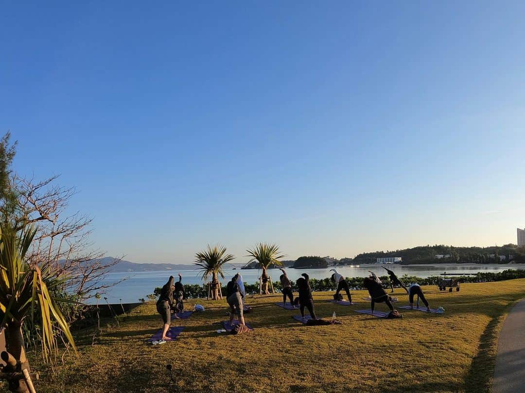 宮崎沙矢加さんのインスタグラム写真 - (宮崎沙矢加Instagram)「Morning Yoga at the beach🧘‍♀️🌅I really love this place n I'm so happy to was able to teach Yoga in such an amazing place🤍 . . . #yoga #yogainstructor #yogateacher #okinawa #goprohero9 #yogalife #yogapractice #yogini #hotelyoga #alo #aloyoga #alomoves #palmtrees #meditation #yogalove #沖縄#ビーチヨガ#朝ヨガ#ヨガインストラクター」2月22日 8時02分 - sarah___audrey