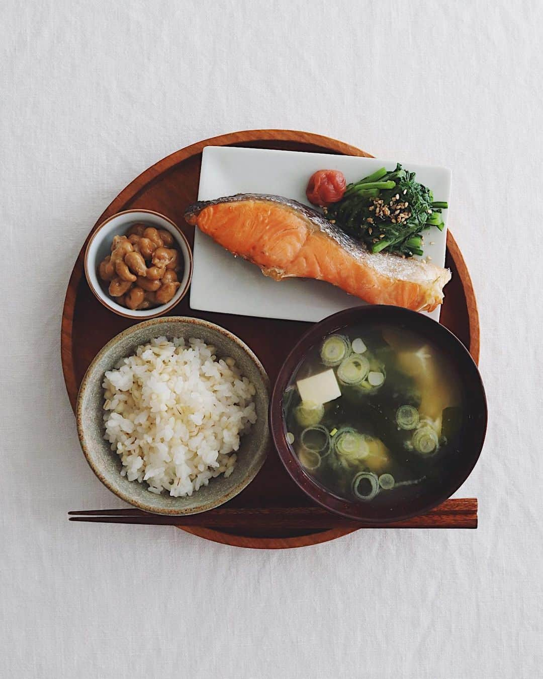 樋口正樹さんのインスタグラム写真 - (樋口正樹Instagram)「Today's breakfast . 今日の朝ごはんは焼き鮭、 春菊お浸し、梅干、納豆、 もち麦を加えたごはんと、 わかめと豆腐のお味噌汁。 . . . #朝食 #朝ごはん #焼鮭 #焼き鮭 #春菊のお浸し #納豆 #梅干 #お味噌汁 #もち麦ごはん #もち麦ご飯 #japanesebreakfast #japanesefood」2月22日 7時56分 - higuccini