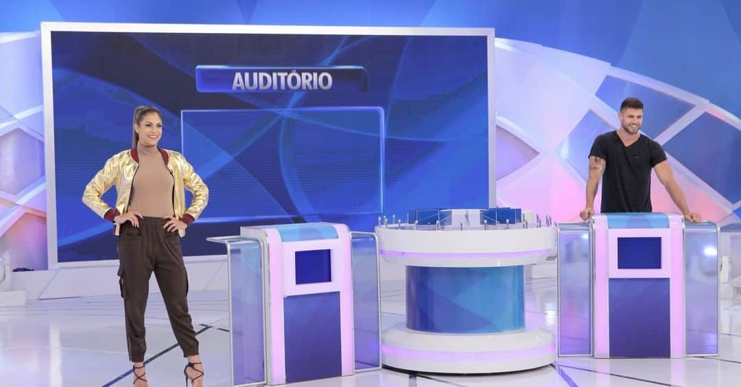 SBT Onlineのインスタグラム：「O #ProgramaSilvioSantos está no ar! Hoje, o casal Mari Gonzalez e Jonas Sulzbach se enfrenta no "Jogo das 3 Pistas". Pra quem vai a sua torcida? 🤔  📸: Lourival Ribeiro/SBT」