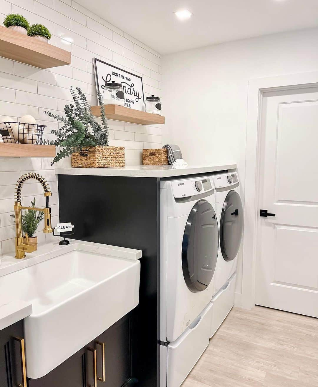 HomeGoodsさんのインスタグラム写真 - (HomeGoodsInstagram)「When function meets beauty – and makes us actually want to do laundry (📸: @beautifulinspire.co, @thecozyfarmhouse, @weremodelit)」2月22日 8時00分 - homegoods