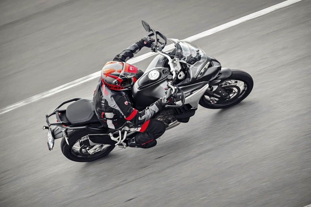 Ducati Japanさんのインスタグラム写真 - (Ducati JapanInstagram)「ムルティストラーダ V4にもウイングレットを装備していることにお気づきでしょうか？  ウイングレットを装備することによりエンジンの冷却効果を高めると同時に、ライダーの足元に新鮮な走行風を導き熱的快適性の向上に貢献しています。  そしてボリューム感溢れるフロント・セクションからスリムなリア・セクションへと流れる、ムルティストラーダを象徴するデザインエレメントを継承しながらウインドプロテクション効果も高めました。  レースで培った空力技術は、ツーリングやアドベンチャーライディングにも活かされているのです。  ムルティストラーダ V4の詳細はプロフィール( @ducatijapan )のリンクよりドゥカティ ジャパンのサイトをご覧ください。  #ムルティストラーダV4 #ドゥカティいいじゃん #RuleAllRoads #ツアラー #バイク #バイクのある生活 #バイクのある風景 #motorcycle #bike #ツーリング」2月22日 8時00分 - ducatijapan