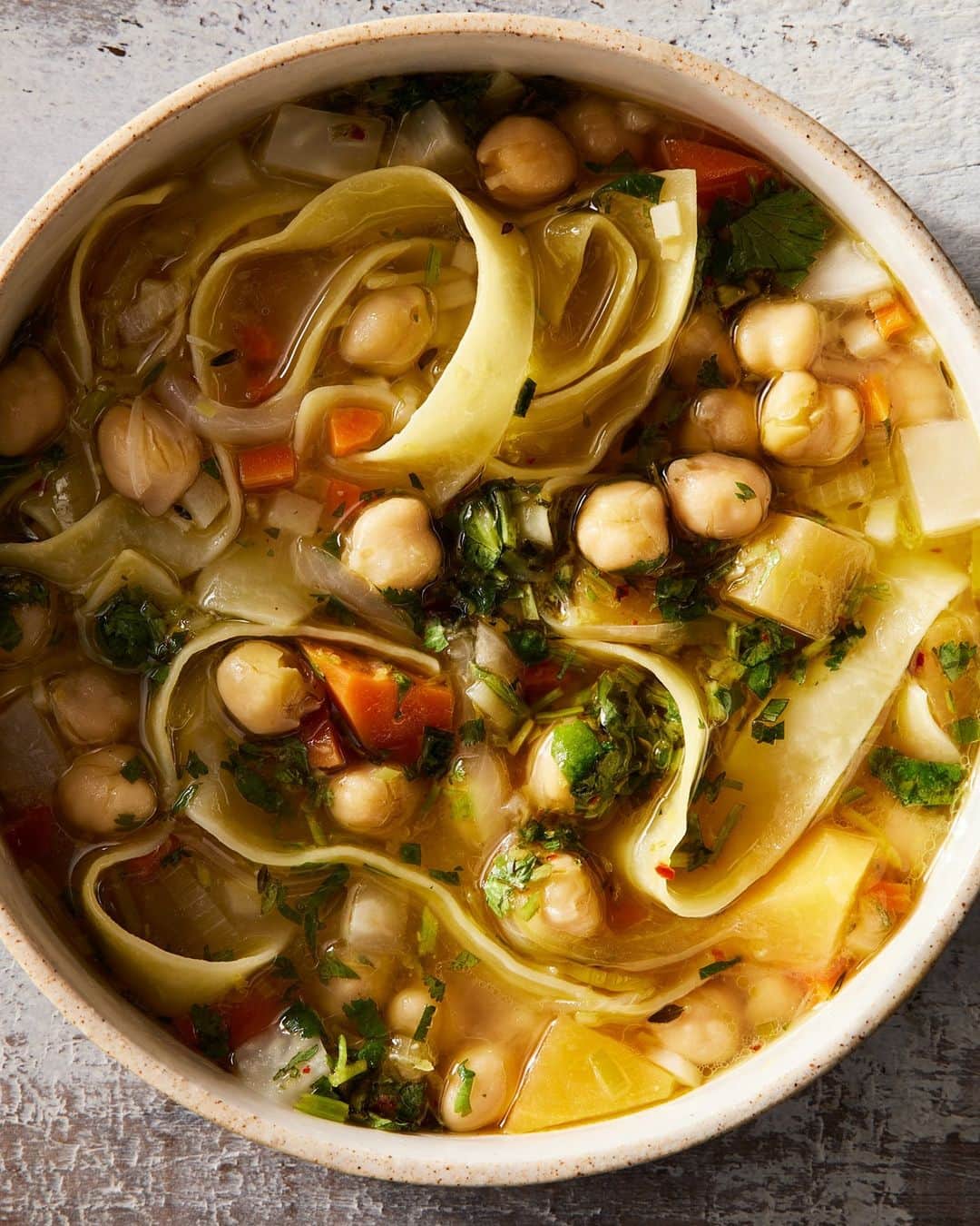 Food52さんのインスタグラム写真 - (Food52Instagram)「Our favorite part about soup season is, well, getting to eat soup! This one in particular from @abraberens has tons of veggies, hearty chickpeas, and pappardelle. Grab the recipe for Chickpea Noodle Soup at the link in bio. 📸: @markweinbergnyc」2月22日 8時01分 - food52