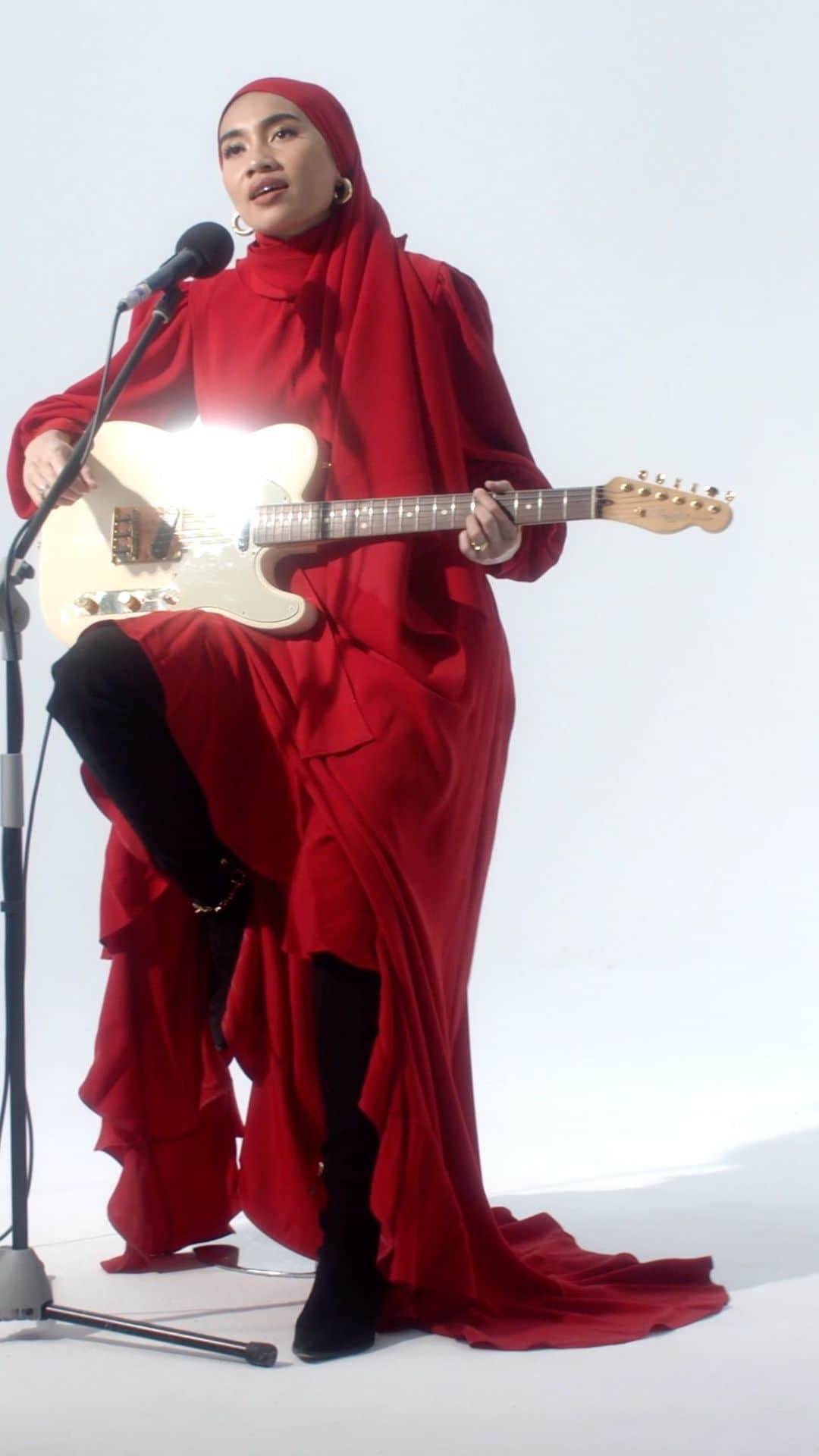 アディアムのインスタグラム：「With a captivating opening performance for the #ADEAM Fall Winter 2021 show, singer and songwriter @Yuna wore a custom ADEAM Sunrise Red Long Sleeve Scarf Dress paired with a matching headscarf and ADEAM over the knee boots.   We invite you to rediscover Yuna’s performance of Dance Like Nobody’s Watching. Now live on our #IGTV.」
