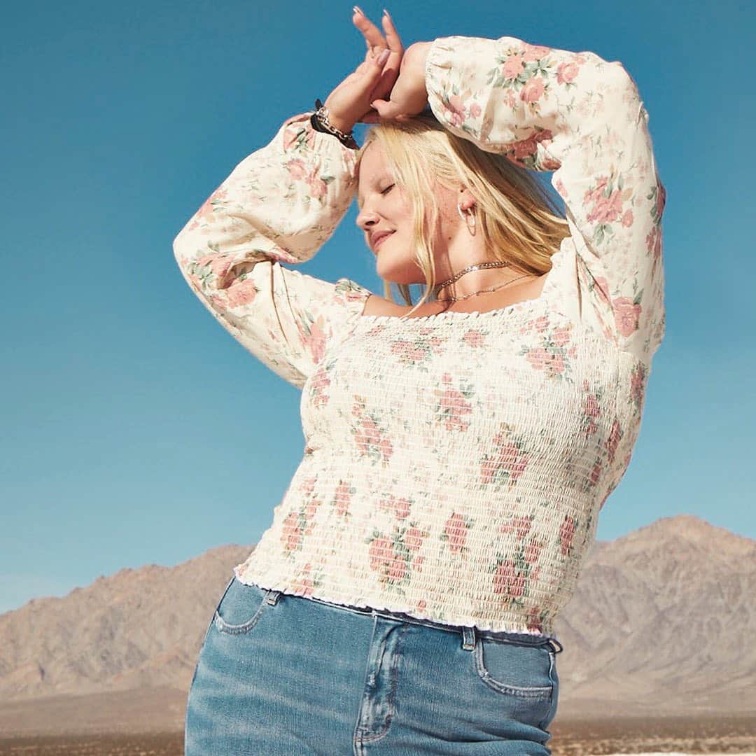 American Eagleのインスタグラム：「🌸 +👖 +☀️ = 💁‍♀️」