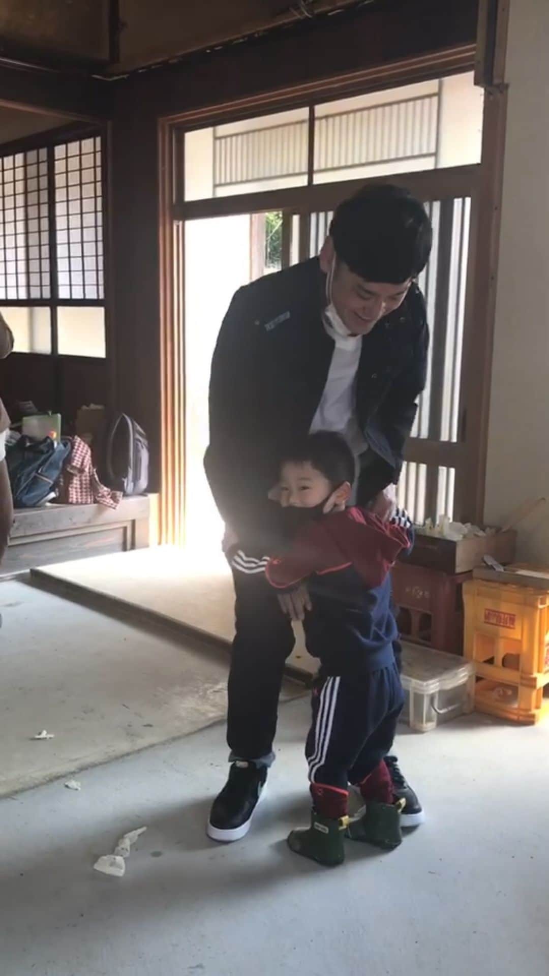 宮田麺児のインスタグラム：「手に持ってる　カンナを 貸してほしいのかと思いきや 「てつじ」でした。」