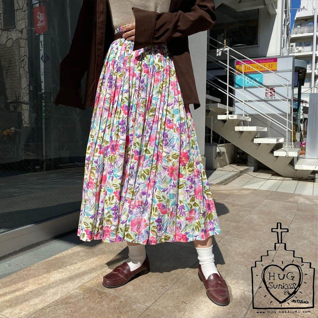 hugharajukuさんのインスタグラム写真 - (hugharajukuInstagram)「🌷🌈 ALL ITEM 30%OFF SALE 🌈🌷 . 週末はたくさんのご来店ありがとうございました⭐️ インスタをみて足を運んでくださったり、お友達からおすすめしていただいて来てくださった人とても嬉しいです🙊🎶 ぜひお近くに来た際はお立ち寄りください🙋🏼‍♀️💗  只今全品対象のセール中💖 最大で50%OFF🙋🏼‍♀️💕 ご来店お待ちしております！！！  【 通常営業時間 】 12:00〜20:00 です🙇🏻‍♀️ . 通販サイトBASEにて送料無料実施中👏🏻 そしてMAX 50%OFF👏🏻👏🏻👏🏻 可愛いアイテムをお得にゲットしてください🛍 ぜひチェックよろしくお願い致します😍✨ . ♦️お願い♦️ ＊マスクの着用をお願い致します。 ＊お店の入り口にて消毒用のスプレーを置いてありますのでご利用下さい。 . 店内は密にならないようスタッフ一同、心がけていきます。 十分な対策をして営業致します。 ぜひお近くに来た際はお待ちしております🌷 . #hugsunkiss#hugharajuku  #古着#古着屋#原宿#表参道 #原宿古着屋#通販#送料無料 #セール#半額セール#冬物 #春コーデ#春服#春 #vintage#vintagefashion  #vintageclothing #vintageshop」2月22日 8時20分 - hug_sunkiss