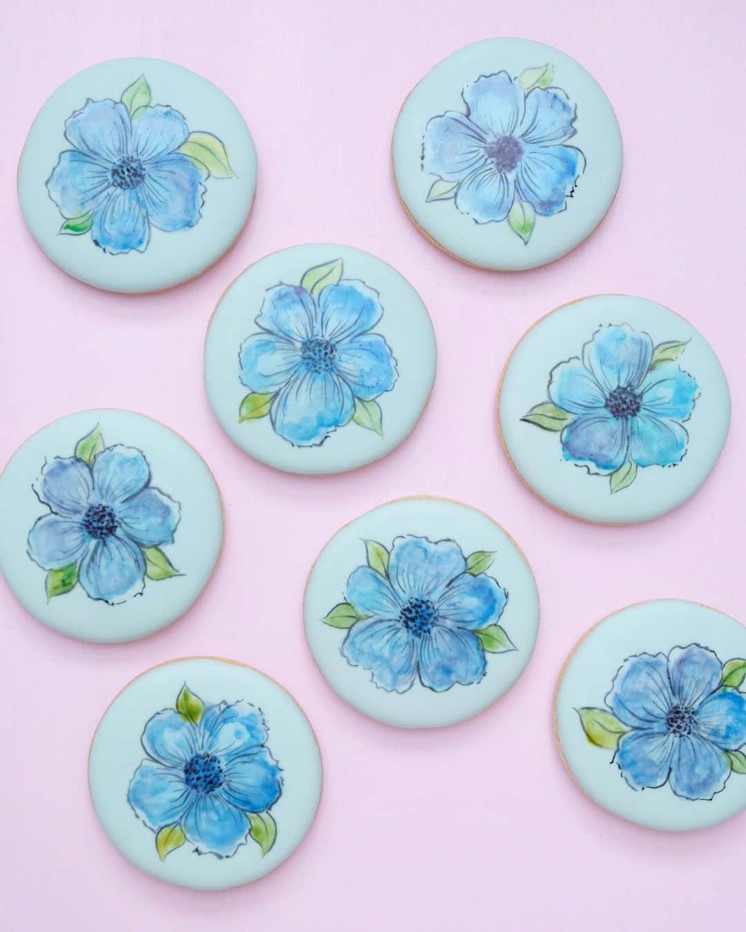 KUNIKAのインスタグラム：「Watercolor flower paint cookies ⛲️ I used my original painting brushes. This time it will be delivered only within Japan, but I would like to sell it in the UK in the near future.🎨  昨日のインスタライブで作った、青いお花のペイントクッキー。 筆を使って水彩画のようなタッチで描きました💠 色の重なりや、滲みをいかしたデザインです。  使用した筆は2枚目の画像をご確認ください。 描き方のポイントはストーリーに載せています❃ ハイライトにまとめていますので、よろしければご覧下さい。  ❃オリジナルの筆の発売は2月26日(金)21:00〜5日間限定のオンラインショップにて。 日本国内のみの発送となります。 少し後になりそうですが、いつかイギリスでも発売できたら良いなと思っています。🌷  次回のインスタライブは明日(23日)の18:00〜です。 どんなデザインにしようかな〜🍐💭  #artofkunika」